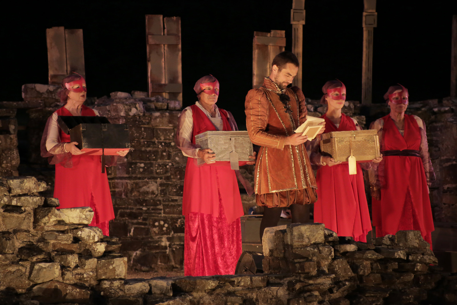 Bassanio reads the note from a casket